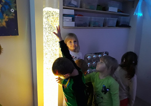 Dzieci bawią się światełkami