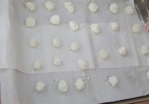 Ciasteczka kokosowe przed pieczeniem.