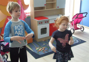 Dzieci ilustrują ruchem treść piosenki o gotowaniu.