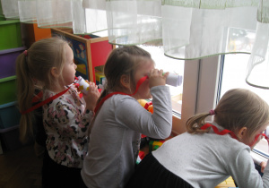 Dzieci oglądają krajobraz przez lornetki.
