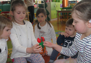 Dziewczynki oglądają przekrój kwiatka.