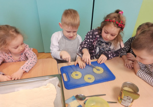 Dzieci kroja ananasa