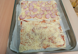 Pizza przed włożeniem do piekarnika
