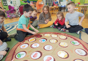 Dzieci układają pizzę - grę edukacyjną