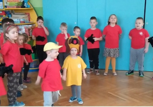 Dzieci prezentują piosenkę.