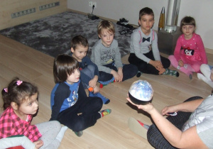 Dzieci oglądają pokaz z gwiezdnego projektora.