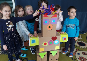 Dzieci prezentują wykonanego robota