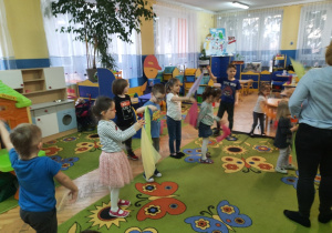 Dzieci tańczą z chusteczkami do utworu Poranek.