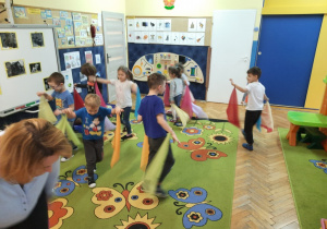 Dzieci tańczą z chusteczkami do utworu W grocie Króla Gór.
