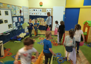 Dzieci tańczą z chusteczkami do utworu W grocie Króla Gór.