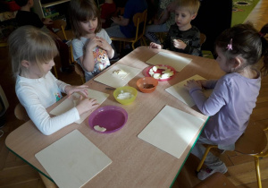 Dzieci robią ciasta z jabłkiem