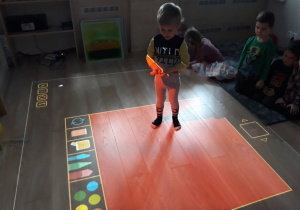 Dziecko bawi się na podłodze interaktywnej