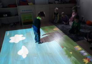 Dziecko bawi się na podłodze interaktywnej