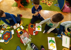 Dzieci układają puzzle rośliny.