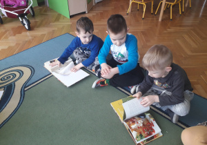 Chłopcy oglądają książki kucharskie.