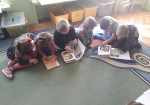 Dzieci oglądają książki kucharskie.