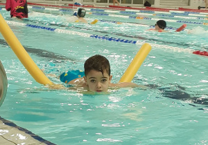 Dziecko pływa
