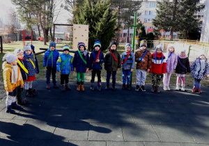 Dzieci stoją, przygotowane do zawodów sportowych