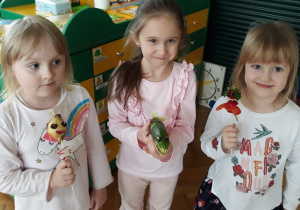 Dziewczynki pokazują kukiełki z warzyw.