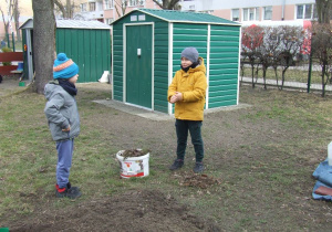 Dzieci zbierają zeschnięte liście.
