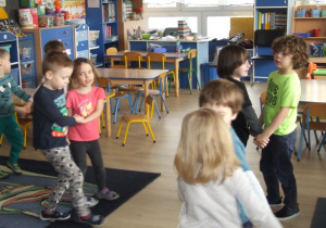 Dzieci tańczą.