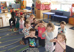 Dzieci pokazują serduszka ułożone z rączek.