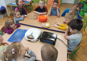Dzieci poznają zasady korzystania z tostera.