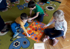 Dzieci projektują wzór tkaniny - kwiaty