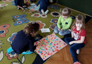 Dzieci projektują wzór tkaniny - listki