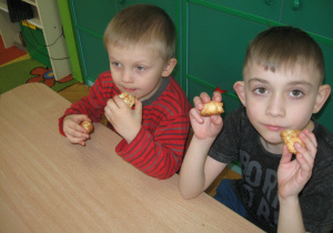 Dzieci degustują kokosanki.
