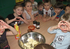 Dzieci wrzucają skłądniki do miski.