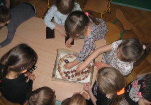Dzieci dekorują mazurka