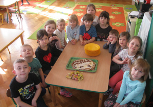 Dzieci prezentują Mazurka.
