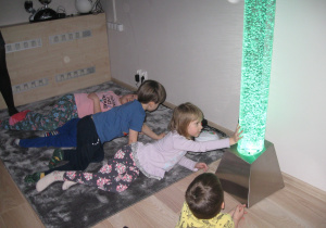 Dzieci relaksują się w sali snozelen.
