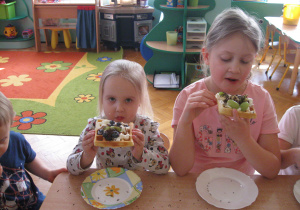 Dzieci jedzą gofry.
