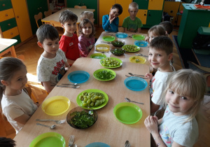 Dzieci wykonują deser z zielonych składników