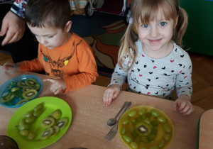 Dzieci wykonują deser z zielonych składników