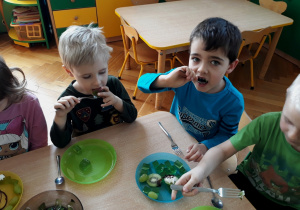 Dzieci jedzą deser z zielonych składników
