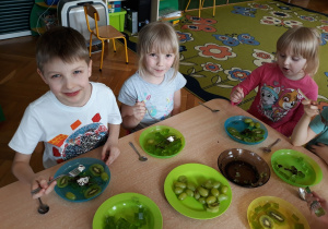 Dzieci jedzą deser z zielonych składników