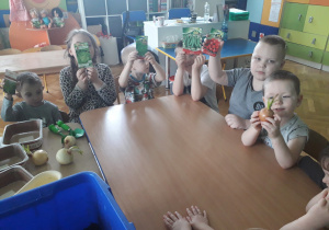 Dzieci pokazują nasionka roślin.