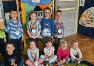 Grupa dzieci z medalami Zielony Ziemianin.