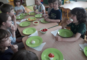 Dzieci jedzą wykonane figurki z jajek.