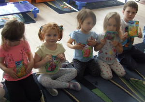 Dzieci prezentują wybrany smak kisielu.
