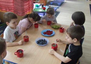 Dzieci dodają owoce.