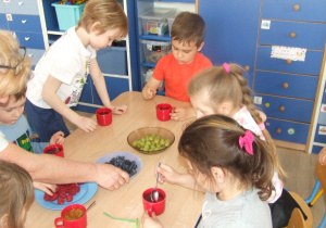 Dzieci dodają owoce.