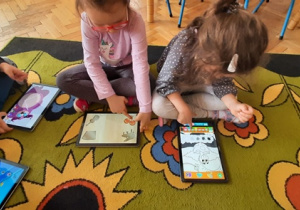 Dzieci grają w gry edukacyjne na tabletach.