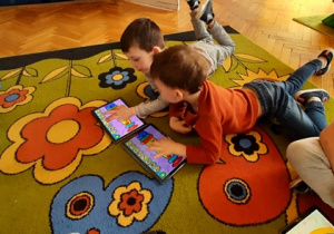 Dzieci grają w gry edukacyjne na tabletach.