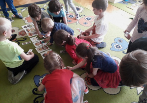 Dzieci układają sylwety z części.