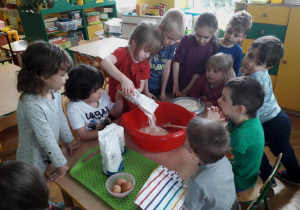 Dzieci wykonują ciasto drożdżowe
