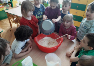 Dzieci wykonują ciasto drożdżowe